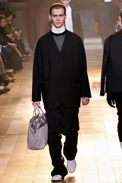 Look 16
